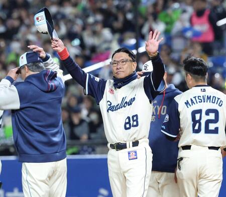 巨人に勝利し、観客に手を振る池山監督