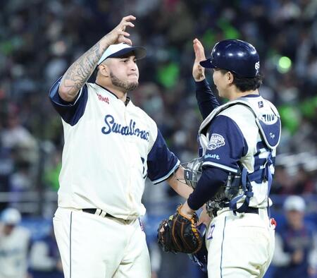 巨人に勝利し、捕手の鈴木叶とタッチを交わすヤクルトのキハダ