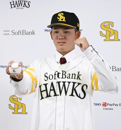 　ソフトバンクと育成契約を結び記者会見でポーズをとる小林