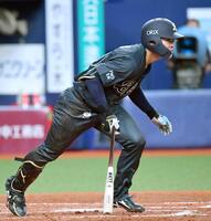 ３回、右前適時打を放つ山中（撮影・神子素慎一）　