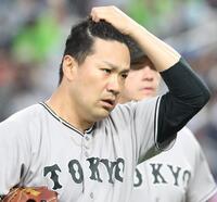 １回表の投球を終え、ベンチに戻る田中将