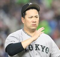 ２回裏の投球を終え、ベンチに戻る田中将