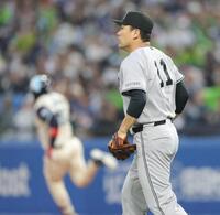 １回、長岡、サンタナと連打を浴び、ピンチを背負った田中将（撮影・西岡正）