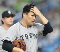 １回、２点を失い、髪をかき上げながらベンチへ戻る田中将（撮影・西岡正）
