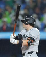 ３回、一塁への適時内野安打を放つダルベック（撮影・西岡正）