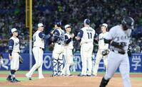 巨人に勝利し、タッチを交わすヤクルトナイン