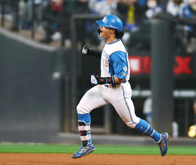 　６回、勝ち越し２ランを放ち、雄たけびを上げる細川（撮影・中島達哉）