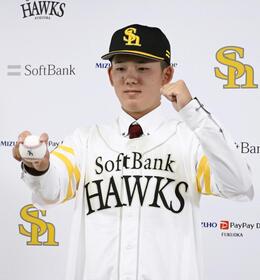　ソフトバンクと育成契約を結び記者会見でポーズをとる小林