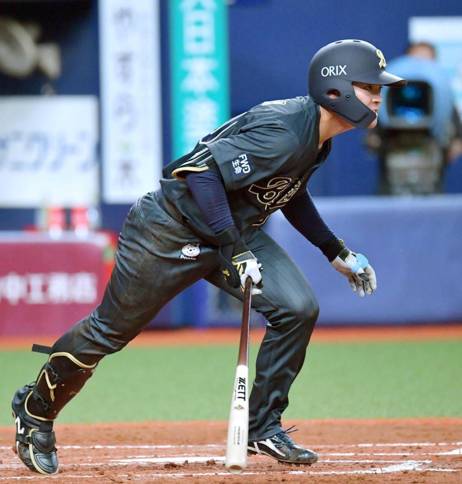 ３回、右前適時打を放つ山中（撮影・神子素慎一）　