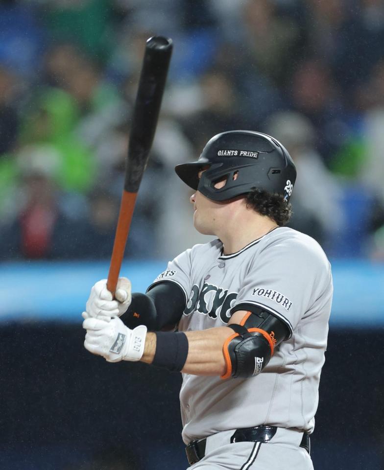 ３回、一塁への適時内野安打を放つダルベック（撮影・西岡正）