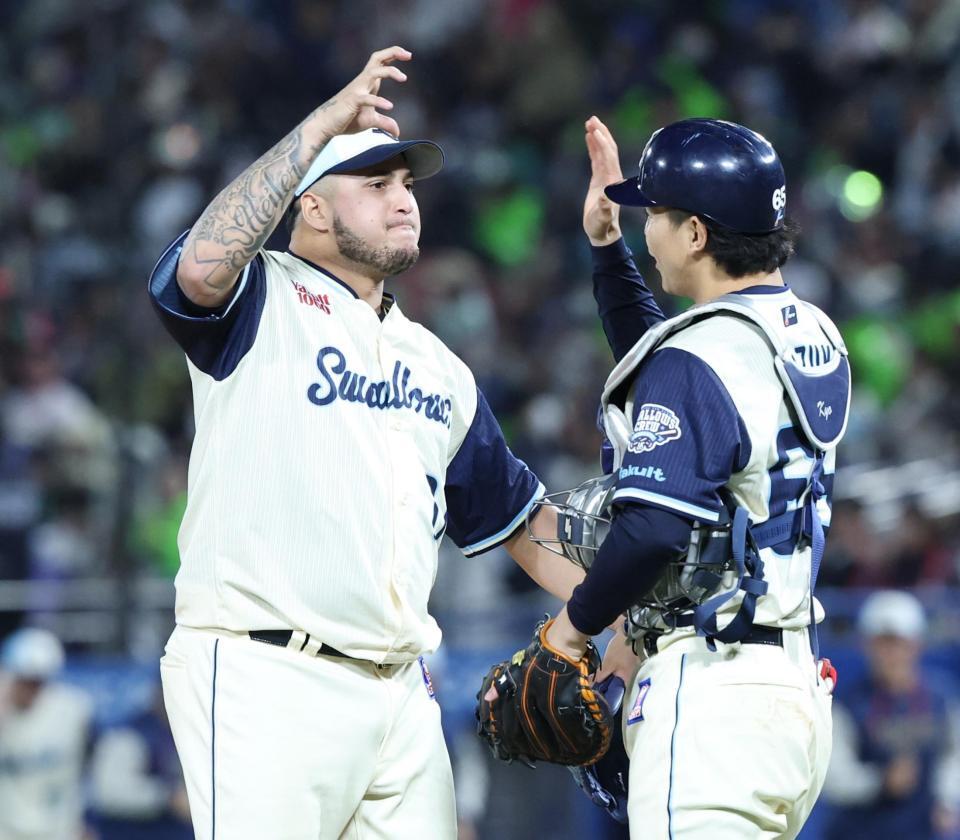 巨人に勝利し、捕手の鈴木叶とタッチを交わすヤクルトのキハダ