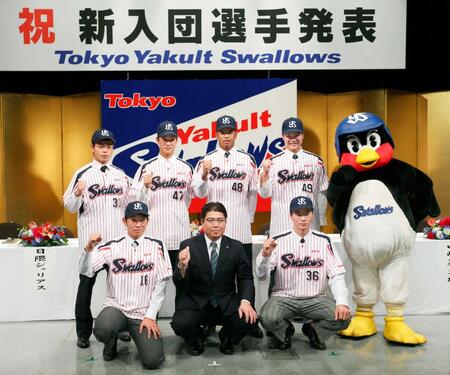 ヤクルトの新入団発表でポーズをとる日隈ジュリアス（後列左から３人目）＝２０１５年１２月
