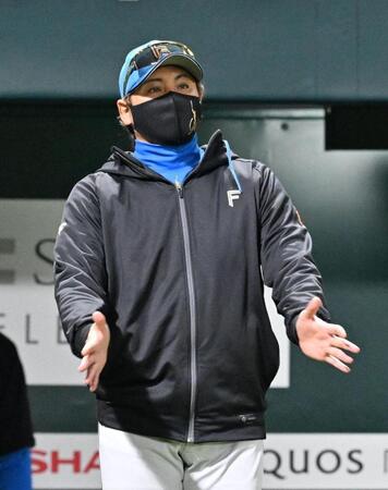 ７回途中、投手交代を告げる新庄監督