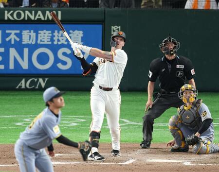 ７回、左中間に２ランを放つキャベッジ（撮影・金田祐二）