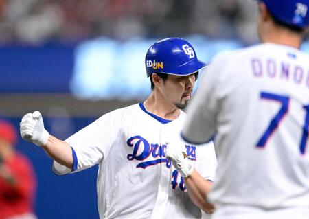 １回、先制打を放ち塁上でガッツポーズする阿部