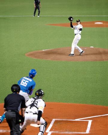 １回、万波を投ゴロ併殺に打ち取る前田純
