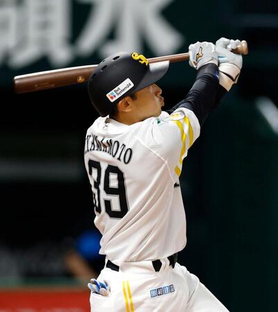 ７回、山本祐が左中間に本塁打を放つ