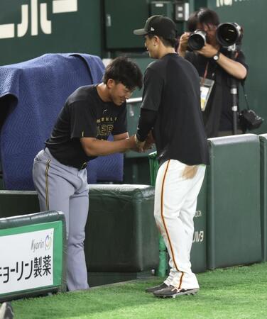 創価大の先輩である門脇（右）と握手を交わす立石（撮影・伊藤笙子）