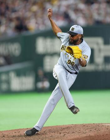 ８回に登板したドリス（撮影・伊藤笙子）