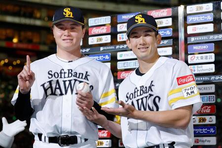 ヒーローインタビューを終えポーズをとる前田純（左）と山本祐