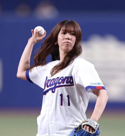 セレモニアルピッチを務める日本女子スノーボード・深田茉莉（撮影・北村雅宏）