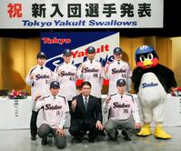 ヤクルトの新入団発表でポーズをとる日隈ジュリアス（後列左から３人目）＝２０１５年１２月