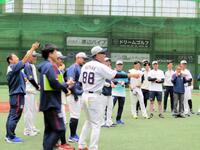 全体練習前のミーティングに参加した池山監督 