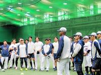 ミーティングに参加したモンテル（中央の手前）
