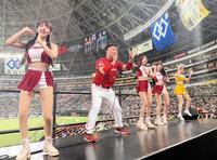 応援する（左から）リン・シャン、応援団長、ペイペイ、イ・ダヘ、ハニーズのメンバー