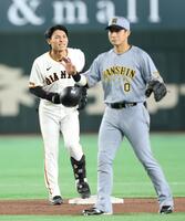６回、右線へ二塁打を放つも、二塁到達後顔をしかめる平山（左）＝撮影・伊藤笙子