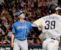 ７回、山本祐（手前）に本塁打を浴びた達