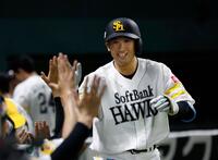 ７回、本塁打を放ちナインに迎えられる山本祐