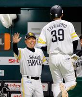 ７回、本塁打を放った山本祐（手前）を迎える小久保監督
