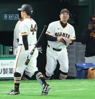８回、好機に無失点の阿部監督（撮影・金田祐二）