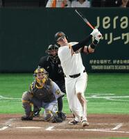 ６回、左前適時打を放つダルベック（撮影・金田祐二）