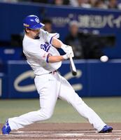 １回、阿部が右前に先制打を放つ
