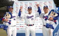 お立ち台でポーズをとる（左から）阿部、石川昂、鵜飼（撮影・北村雅宏）