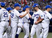 広島に勝利し、井上監督（中央左）とタッチを交わす阿部