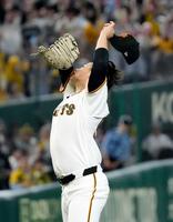 ３回、佐藤輝の適時二塁打で５点目を失い、汗をぬぐう井上