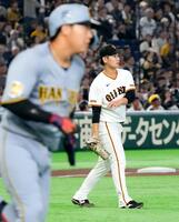 １回、大山（手前）に２ランを浴びた井上