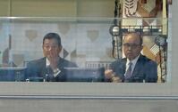 解説の岡田彰布氏と原辰徳氏（撮影・金田祐二）
