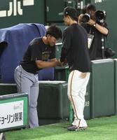 創価大の先輩である門脇（右）と握手を交わす立石（撮影・伊藤笙子）