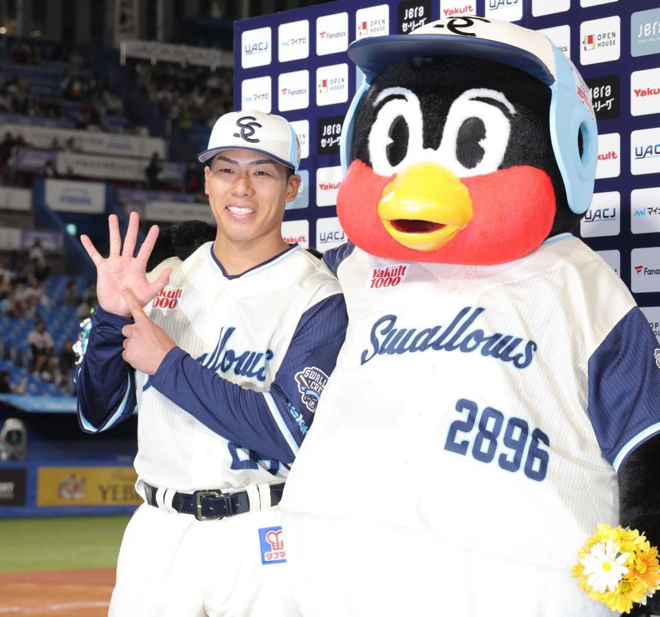 　６勝目を挙げ、笑顔でポーズを決める山野（撮影・西岡正）