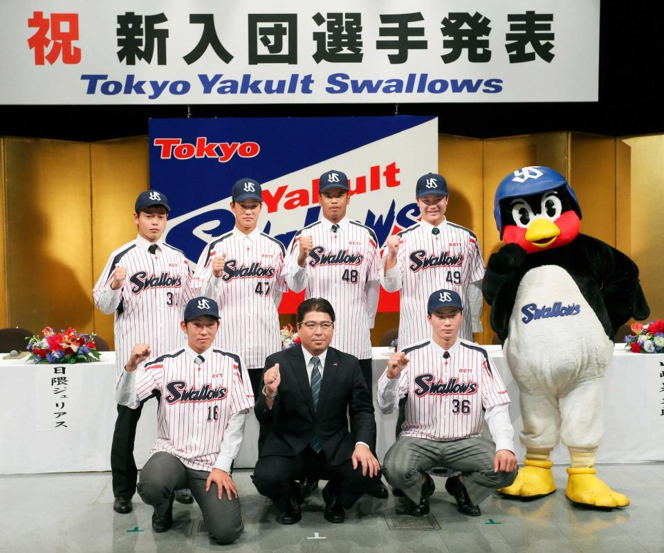 ヤクルトの新入団発表でポーズをとる日隈ジュリアス（後列左から３人目）＝２０１５年１２月