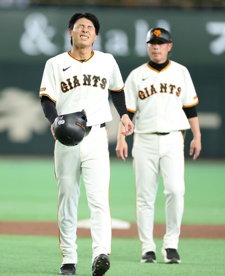 ６回、右線へ二塁打を放つも負傷し、ベンチへ下がる平山（左）＝撮影・伊藤笙子