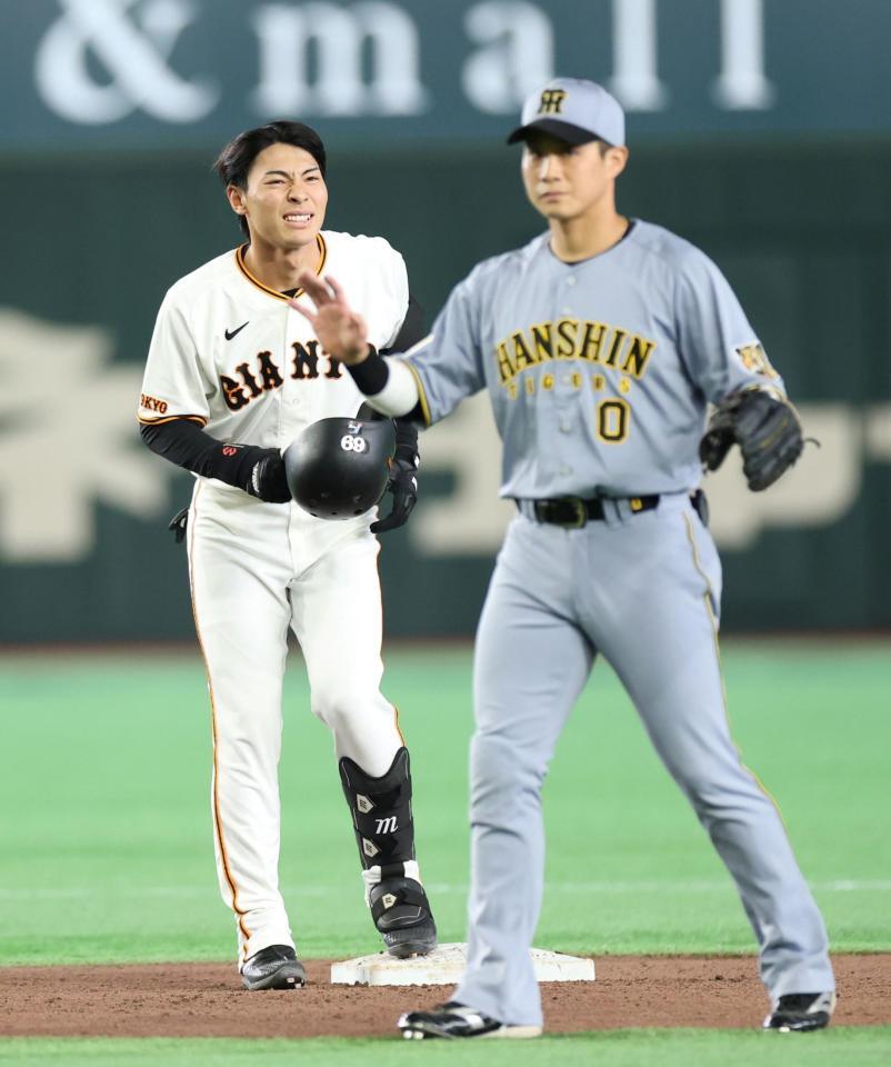 ６回、右線へ二塁打を放つも、二塁到達後顔をしかめる平山（左）＝撮影・伊藤笙子