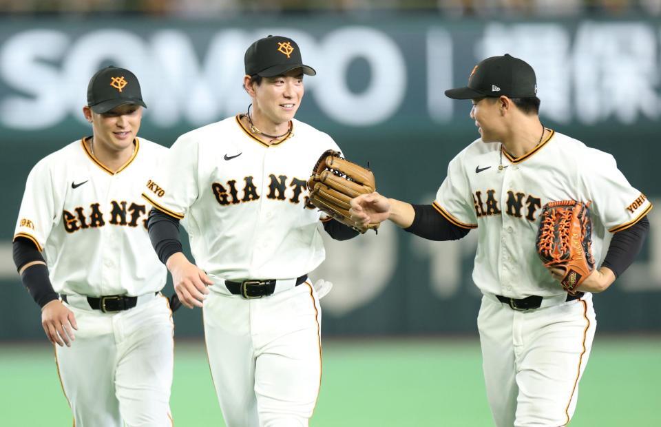 ７回、木浪の中飛で本塁を狙った森下を刺した松本（中央）＝撮影・伊藤笙子