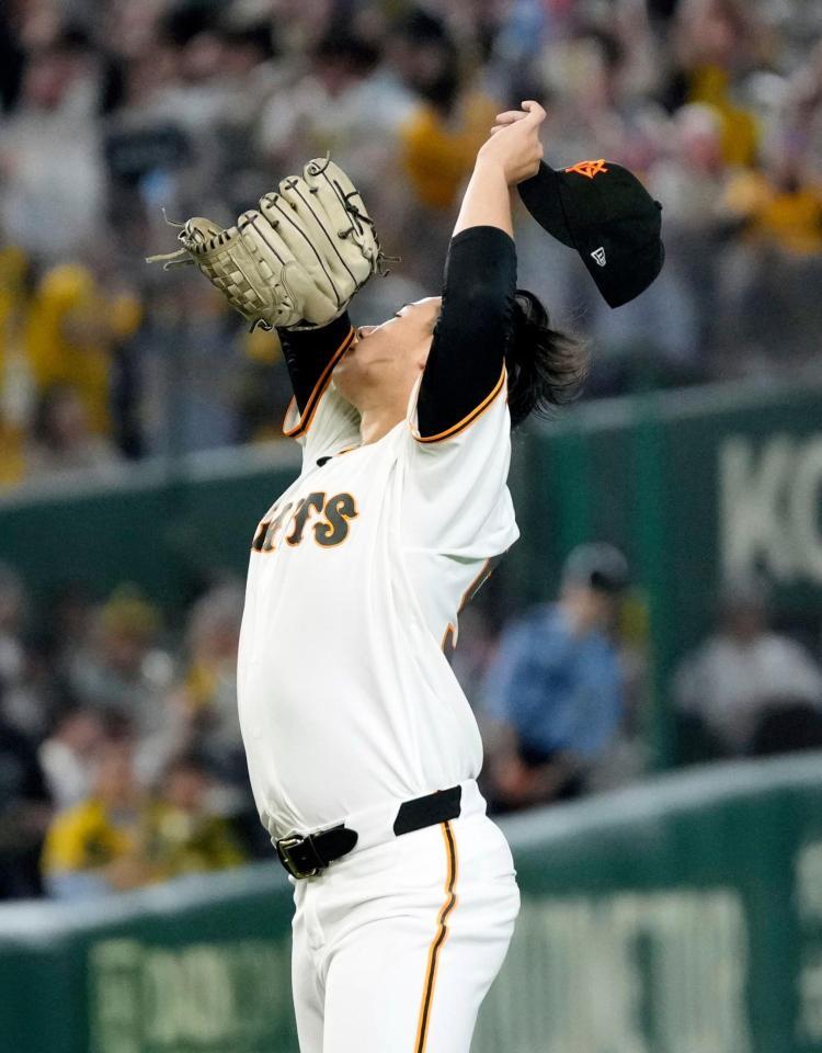 ３回、佐藤輝の適時二塁打で５点目を失い、汗をぬぐう井上
