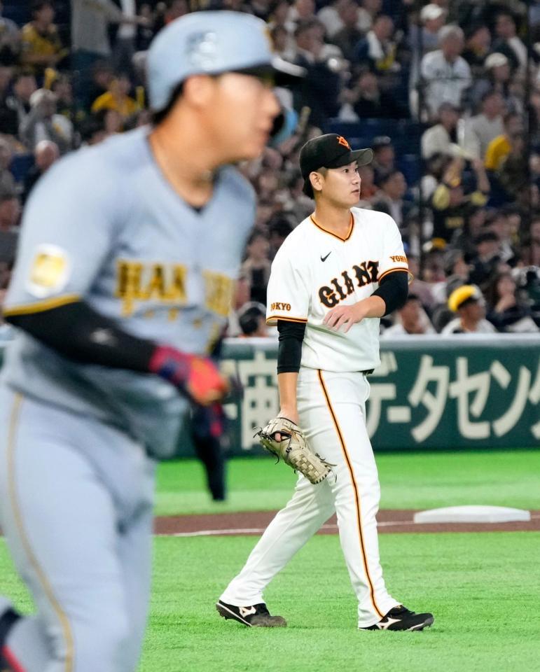 １回、大山（手前）に２ランを浴びた井上