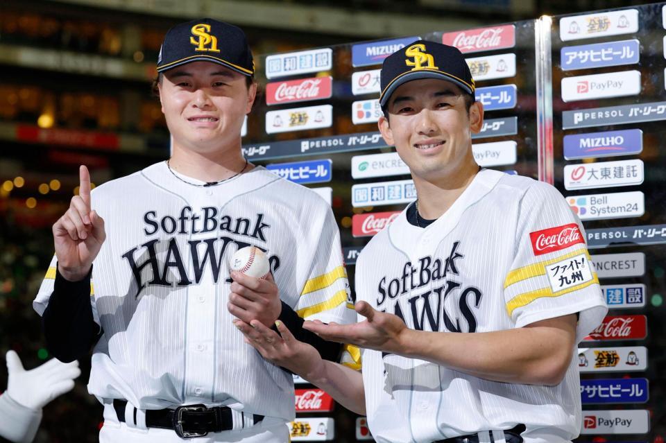 ヒーローインタビューを終えポーズをとる前田純（左）と山本祐